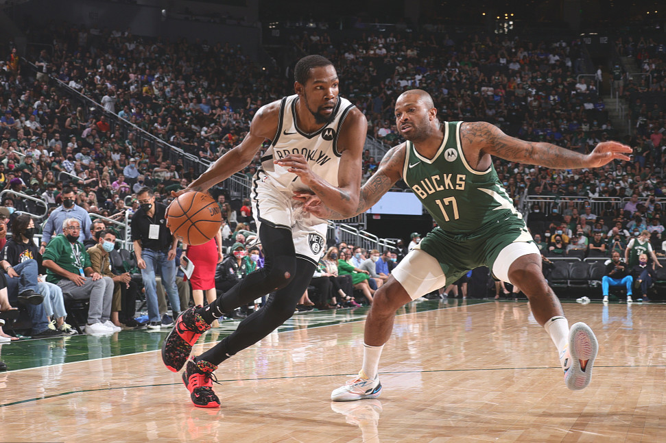  热火三巨头合力擒下雄鹿，巴特勒关键防守锁定胜局  